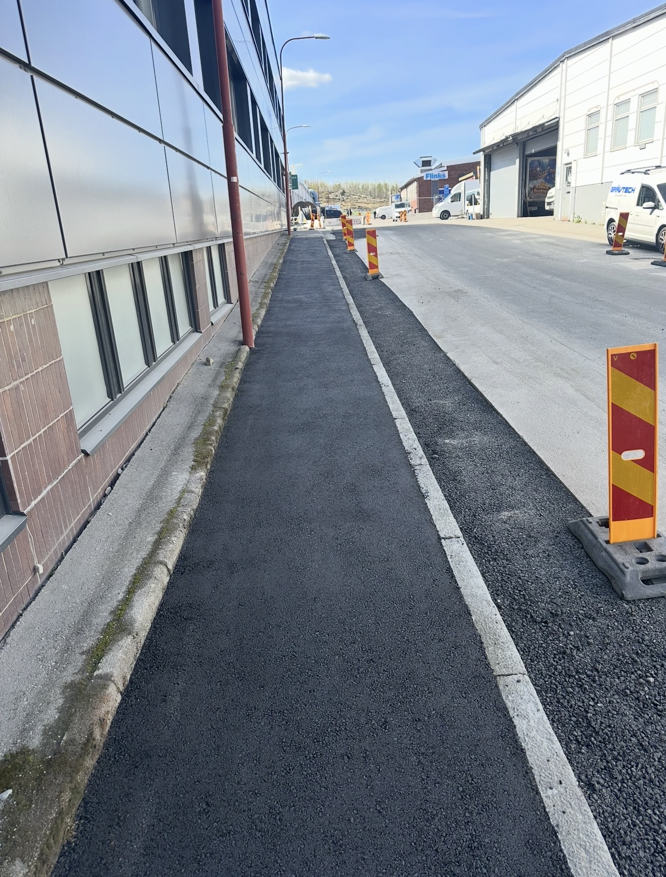 Återställd gata och gångbana med ny asfalt i Bromma