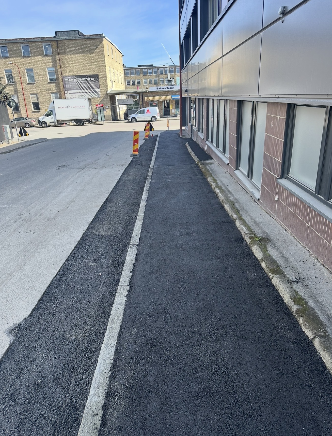 Färdig asfalterad gångbana efter kabelförläggningen