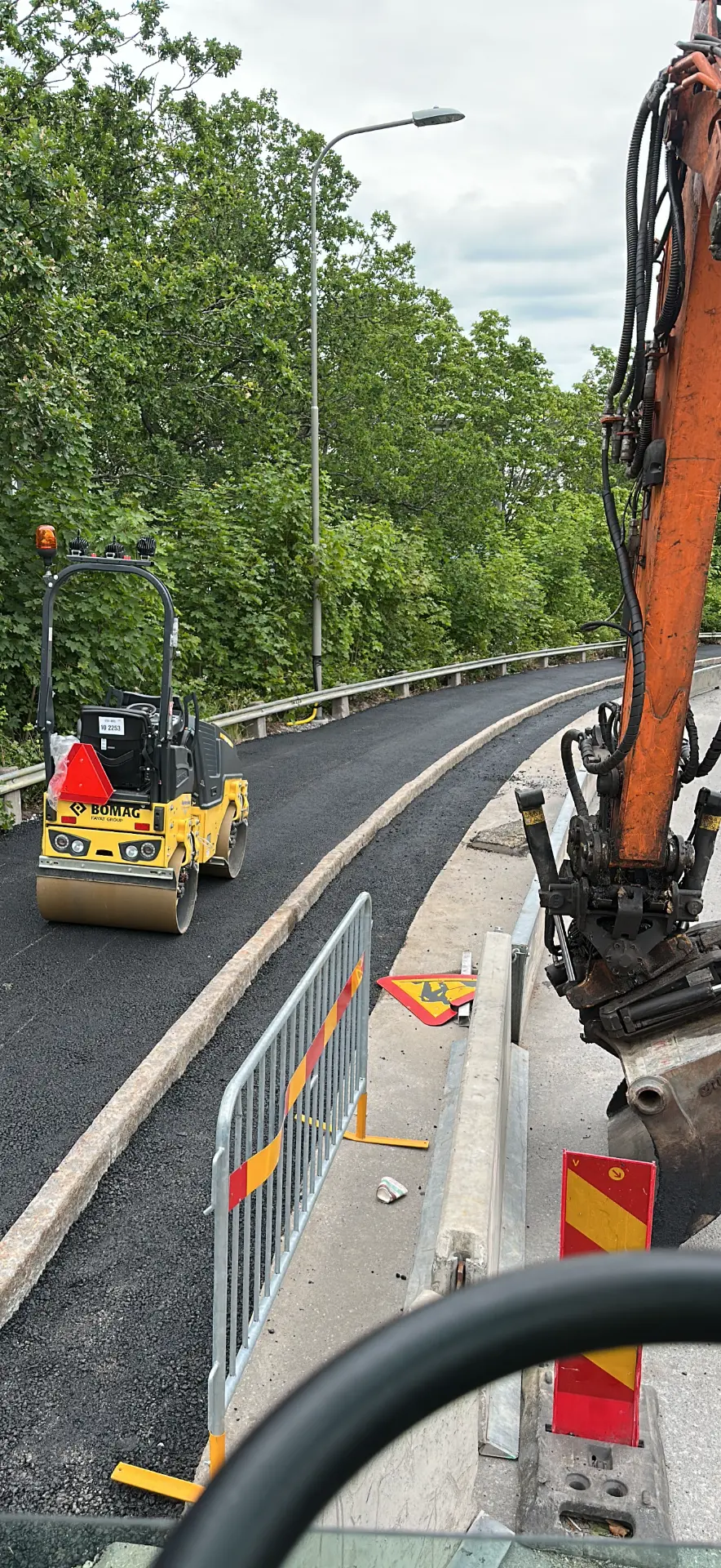 Vältning av nylagd asfalt på gång- och cykelbana