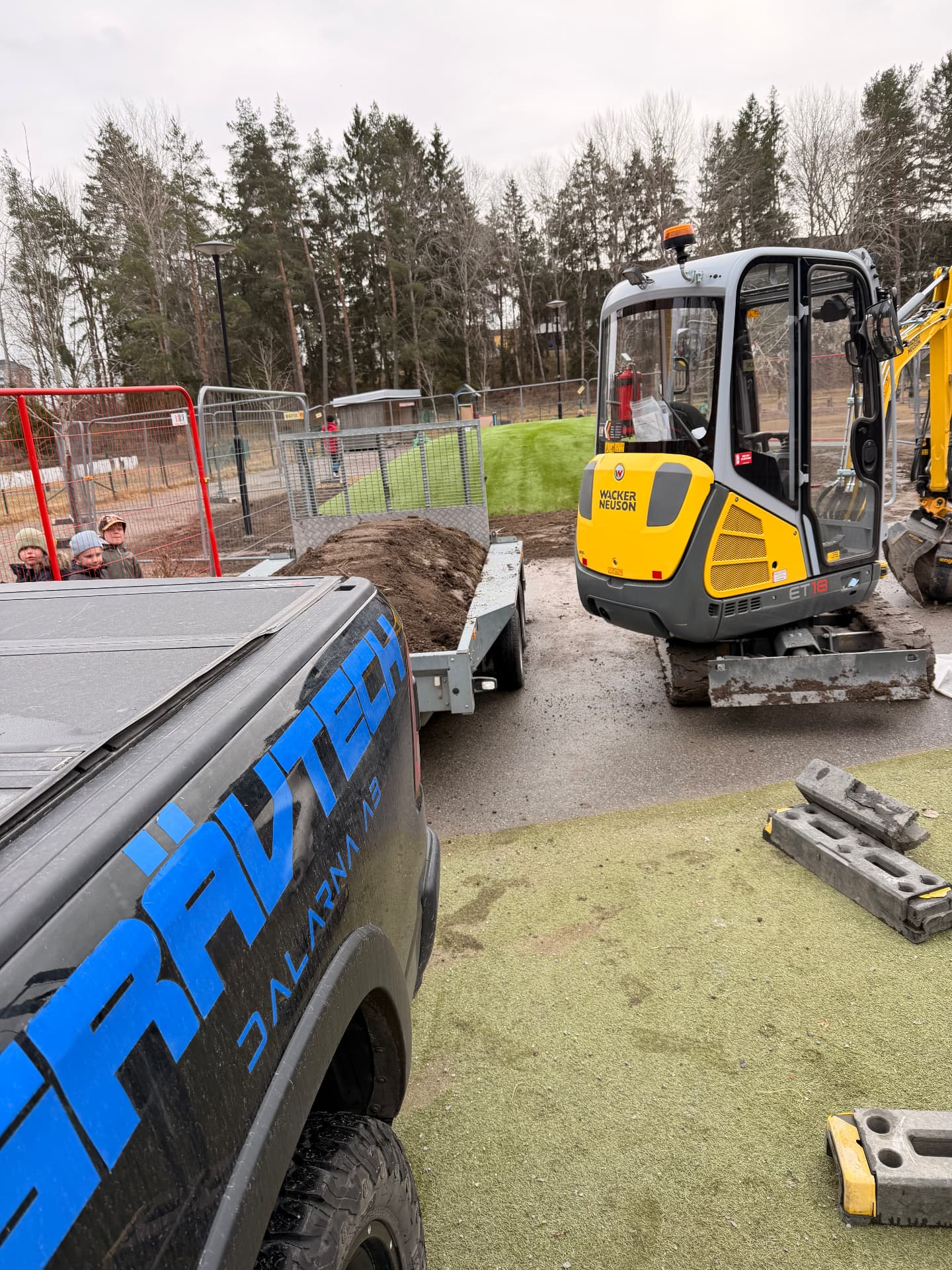 Grävtech Dalarnas maskin och släp på arbetsplatsen
