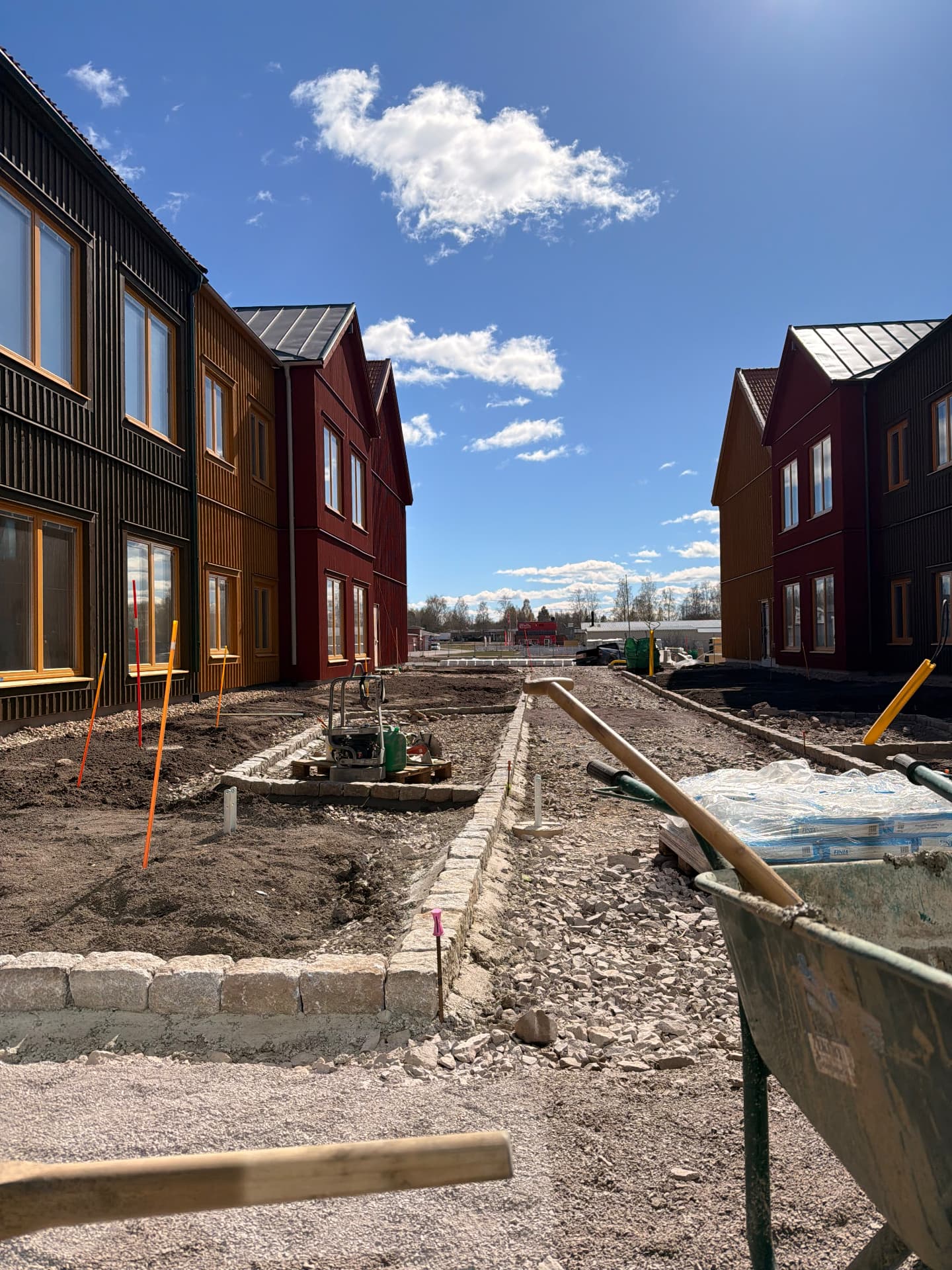 Översikt över gårdsmiljön med satt storgatsten mellan husen