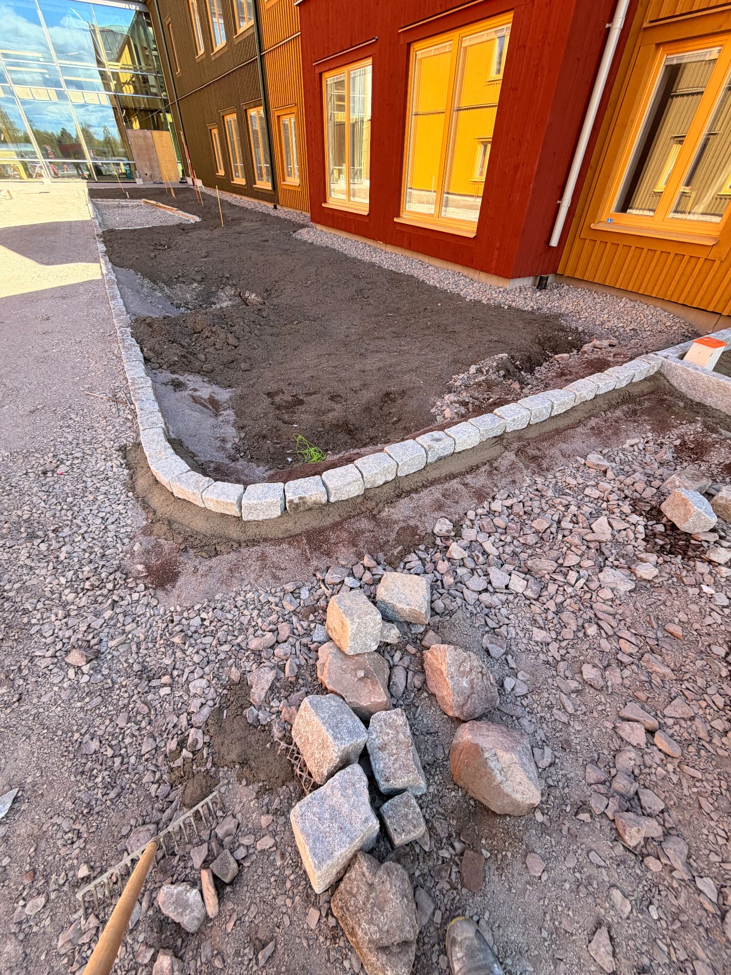 Kantavgränsning av storgatsten kring planteringsyta