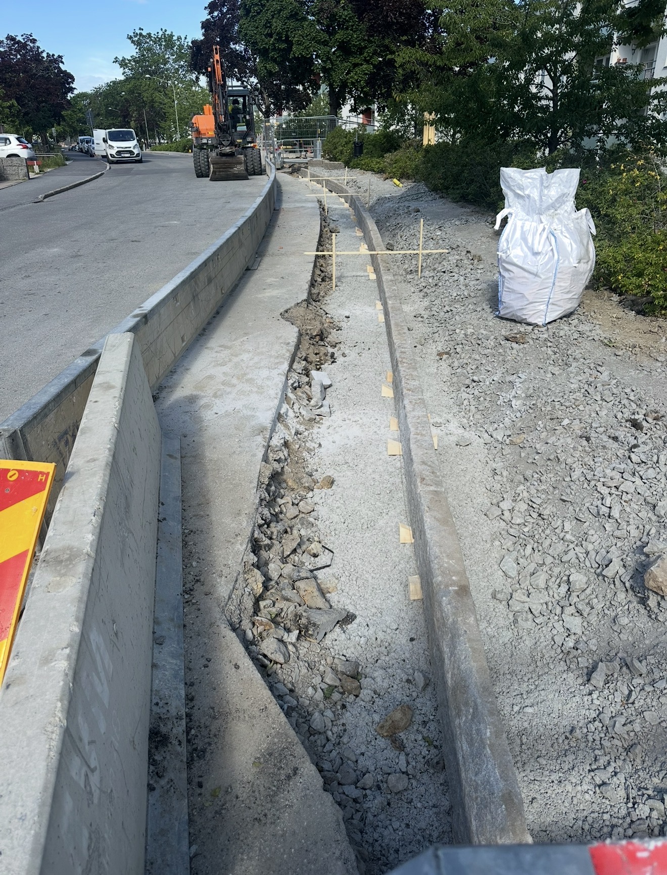 Omsättning av kantsten längs gångbana